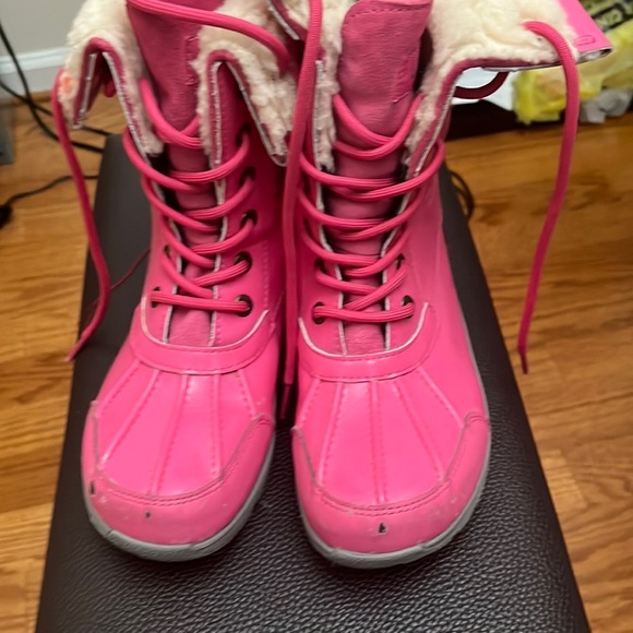 Fairly used, size 5, girls Ugg boots. - Picture 2 of 3